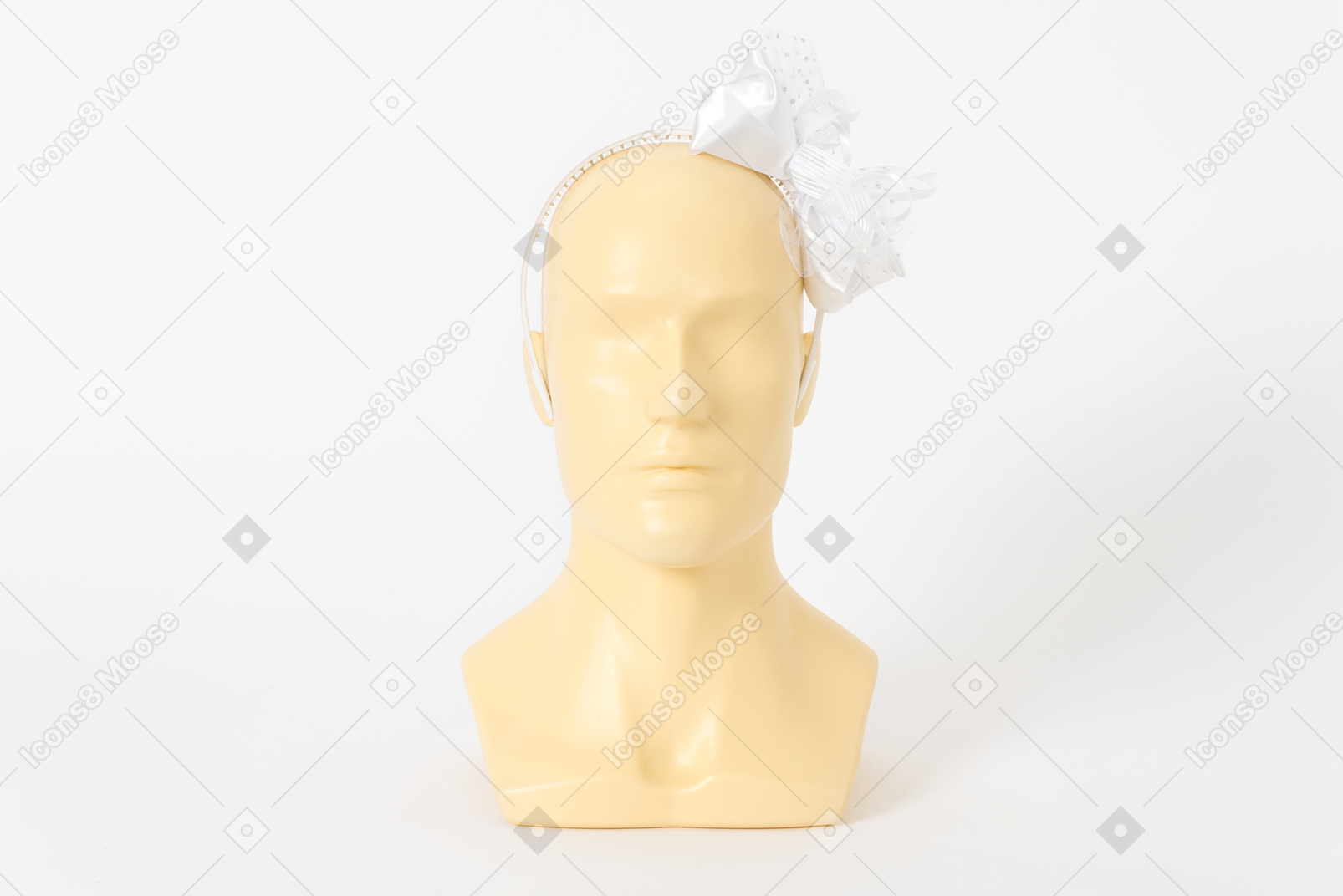 Белый обруч для волос с бантиком на голове манекенщицы