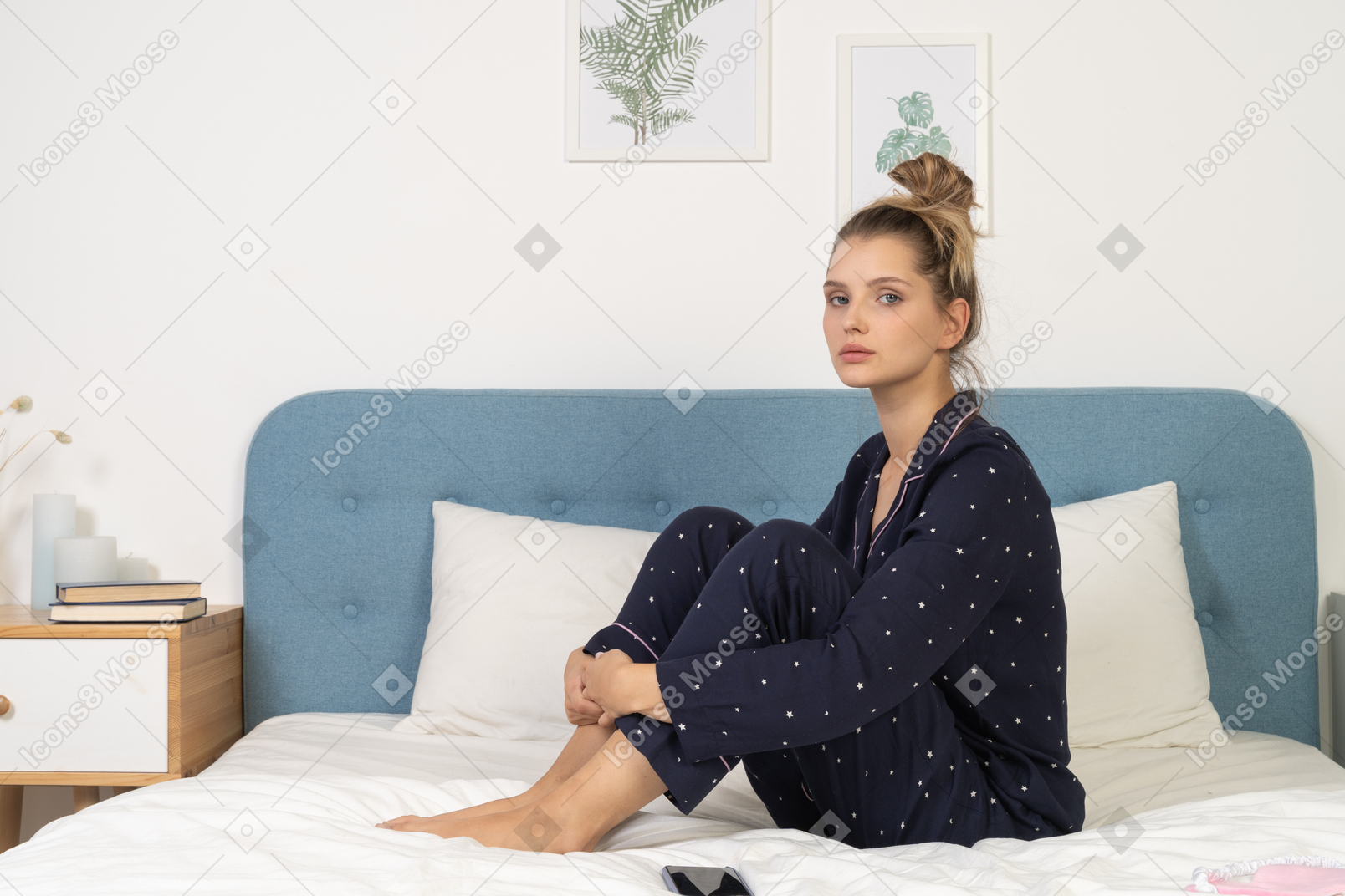 Vista lateral de una joven aburrida en pijama en la cama