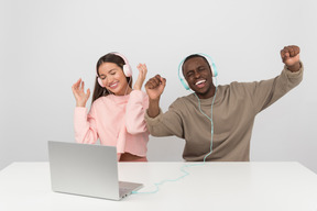 Atractiva pareja escuchando música en auriculares.