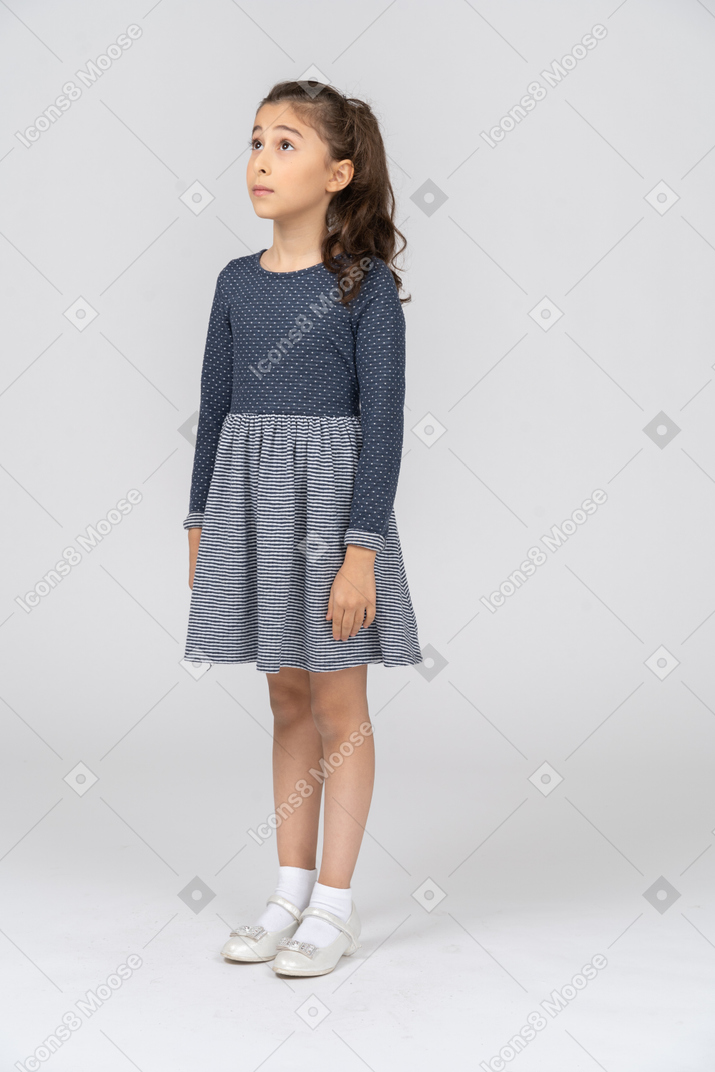 Vista frontal de uma garota surpresa em roupas casuais