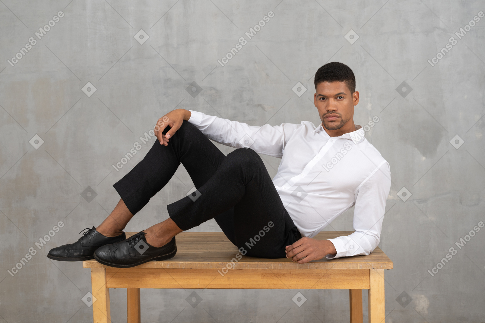 Hombre en ropa formal acostado sobre una mesa