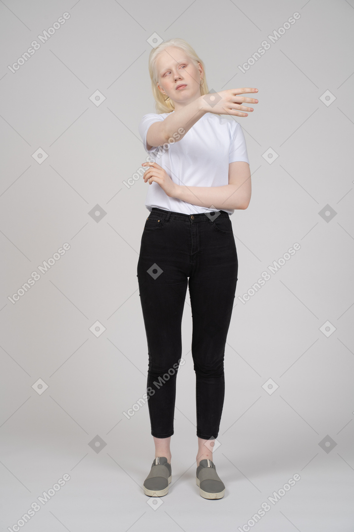 Vista frontal de una mujer levantando el brazo