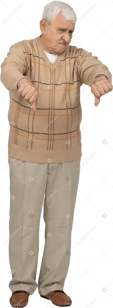 Vista frontal de un anciano triste con ropa informal que muestra los pulgares hacia abajo