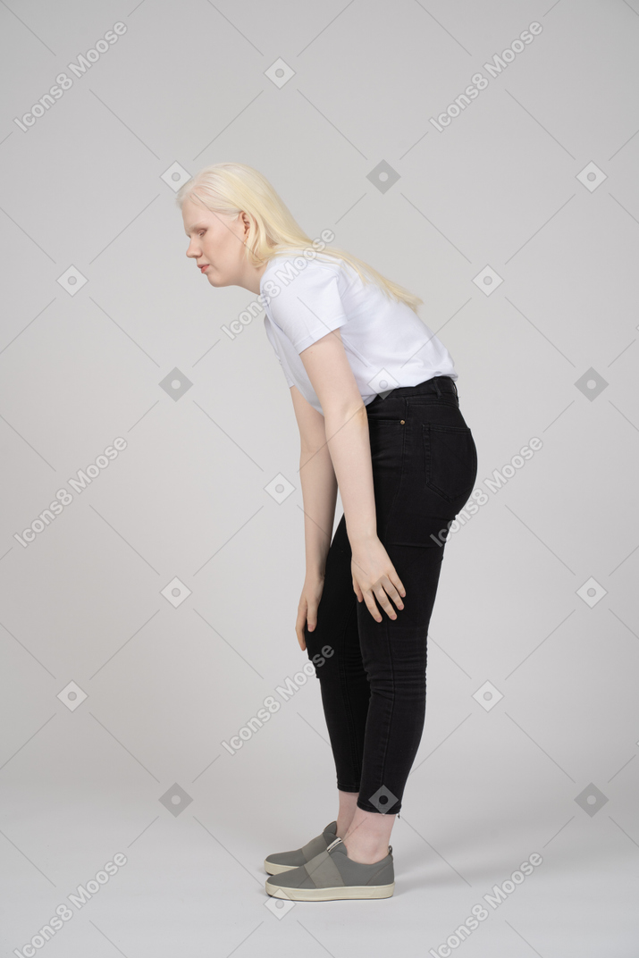 Mujer joven en ropa casual tocando su rodilla
