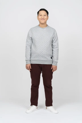 Hombre en ropa casual de pie