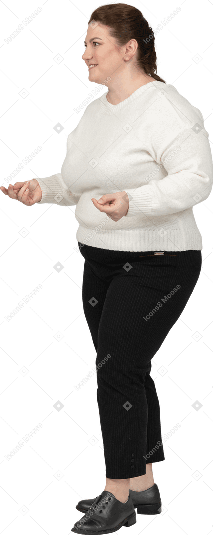 Felice donna grassoccia in piedi di profilo