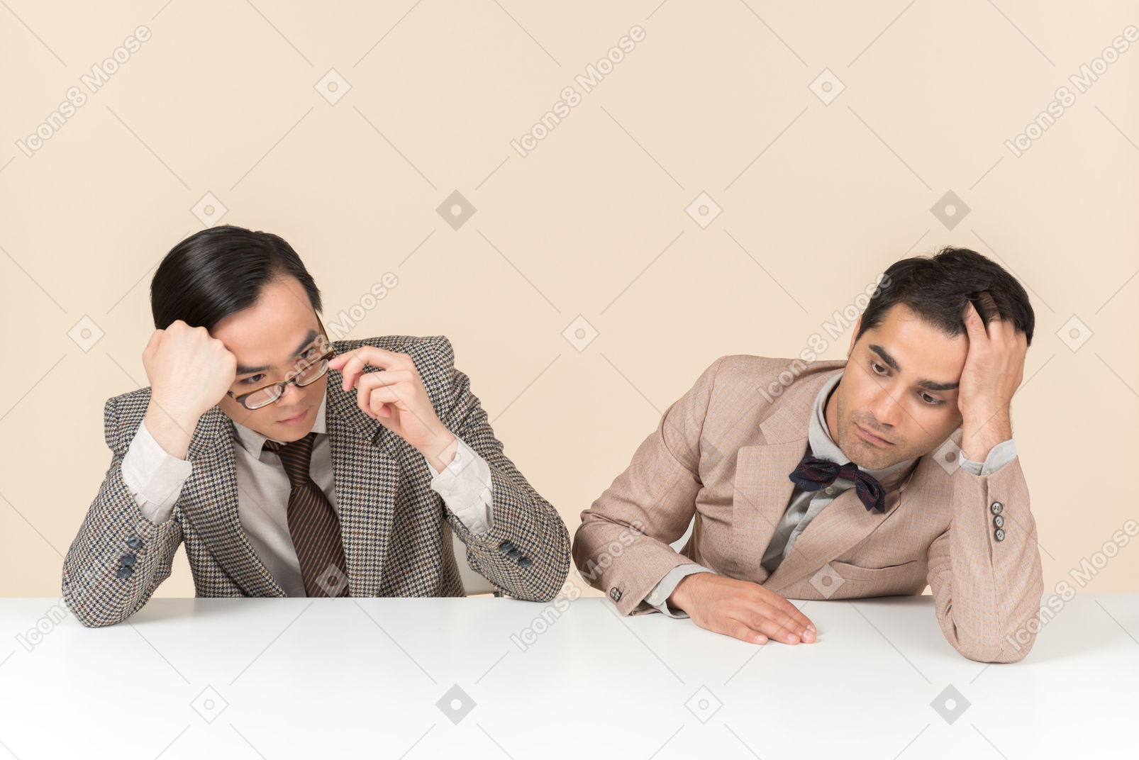 Dois jovens nerds sentado à mesa