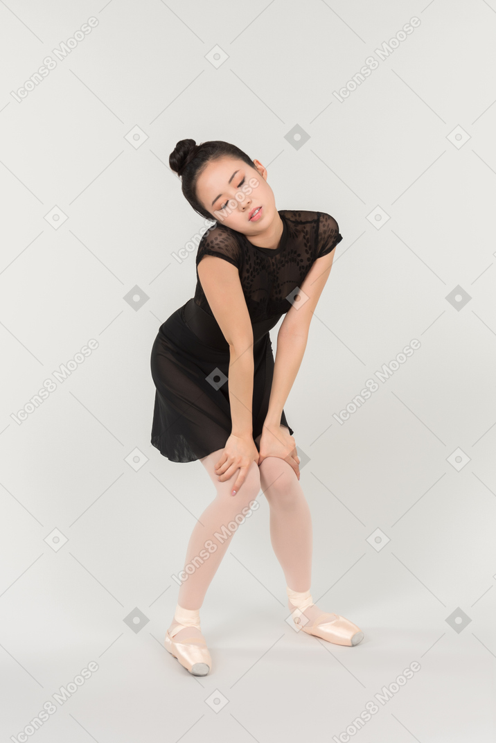 Jovem bailarina asiática fazendo uma pausa de uma dança