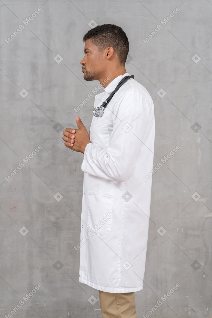 Vista lateral de um médico em pé