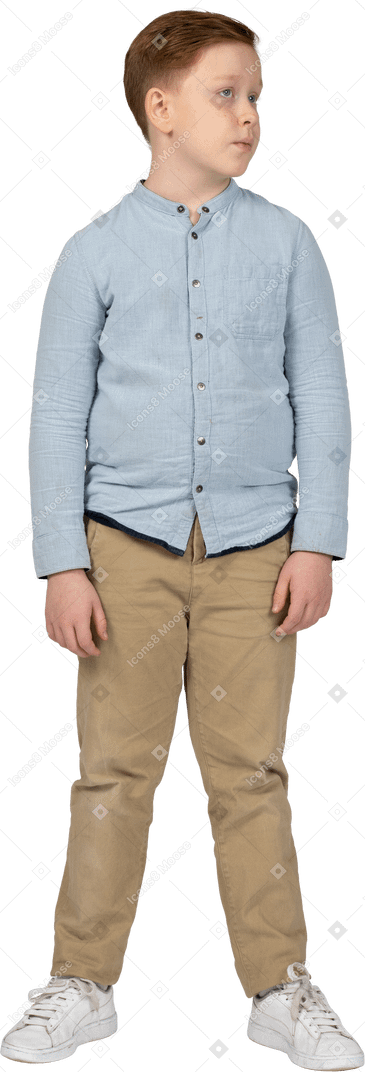 Vista frontal de um menino em roupas casuais, olhando de lado