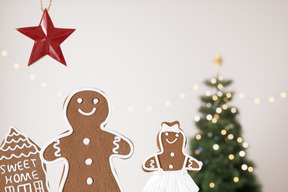 Biscuits au pain d'épice avec arbre de noël et ornements