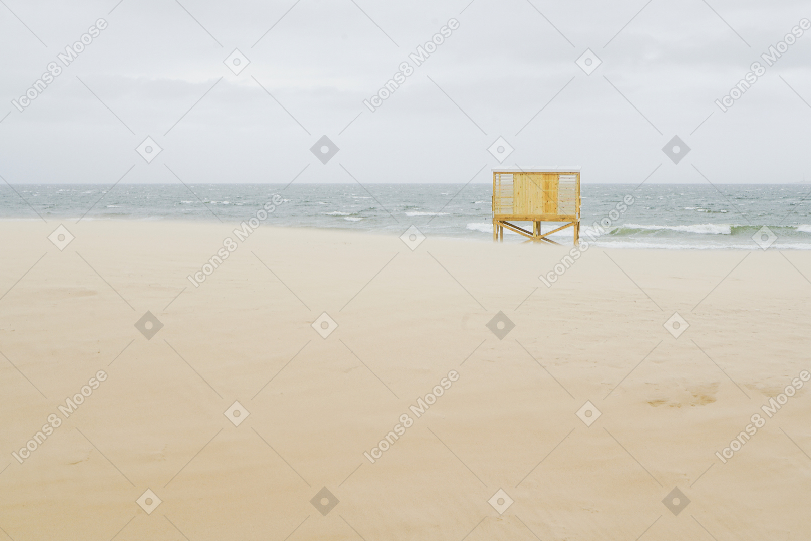 Bord de mer avec une cabane de plage jaune