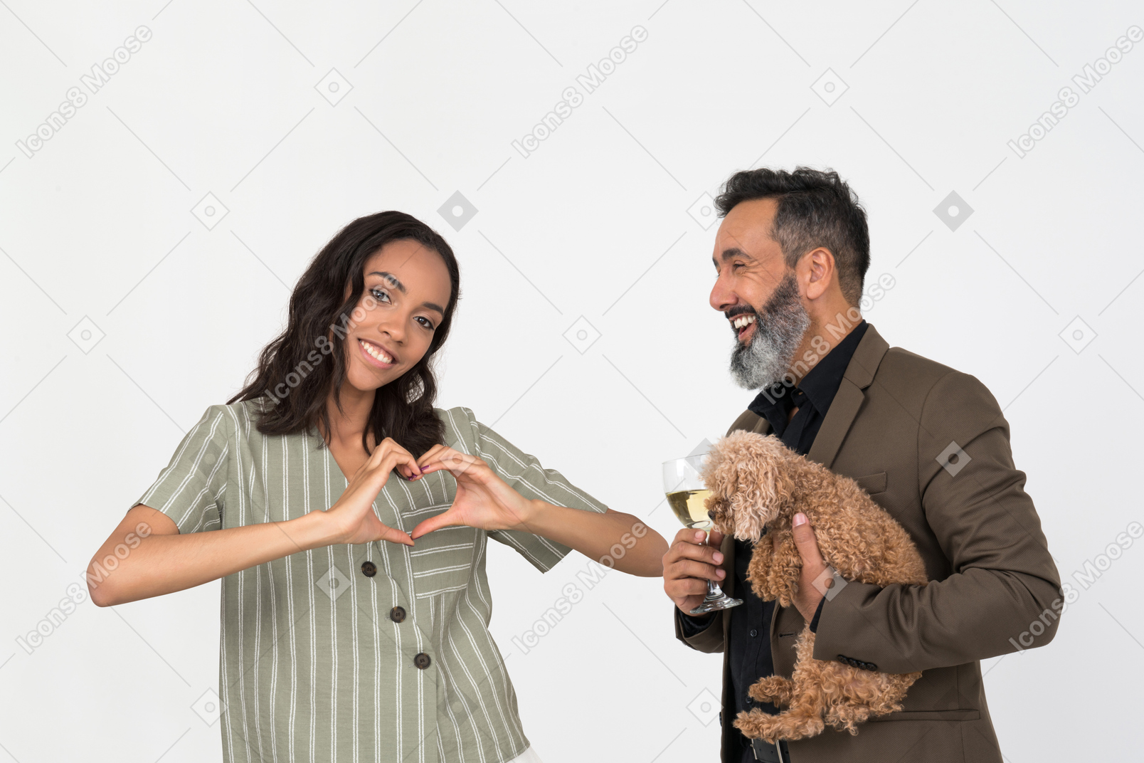 Afrowoman che mostra il cuore con le mani al suo socio ispanico che tiene un cucciolo