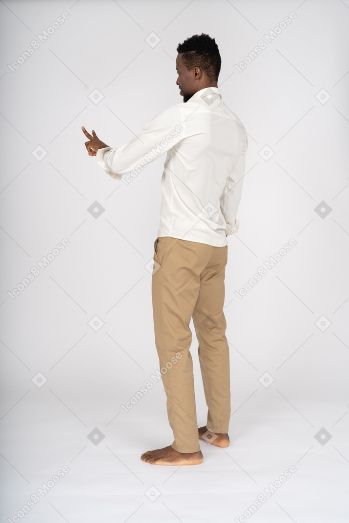 Hombre con camisa blanca de pie