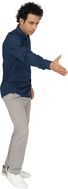 Вид сбоку на человека в повседневной одежде, протягивающего руку для рукопожатия