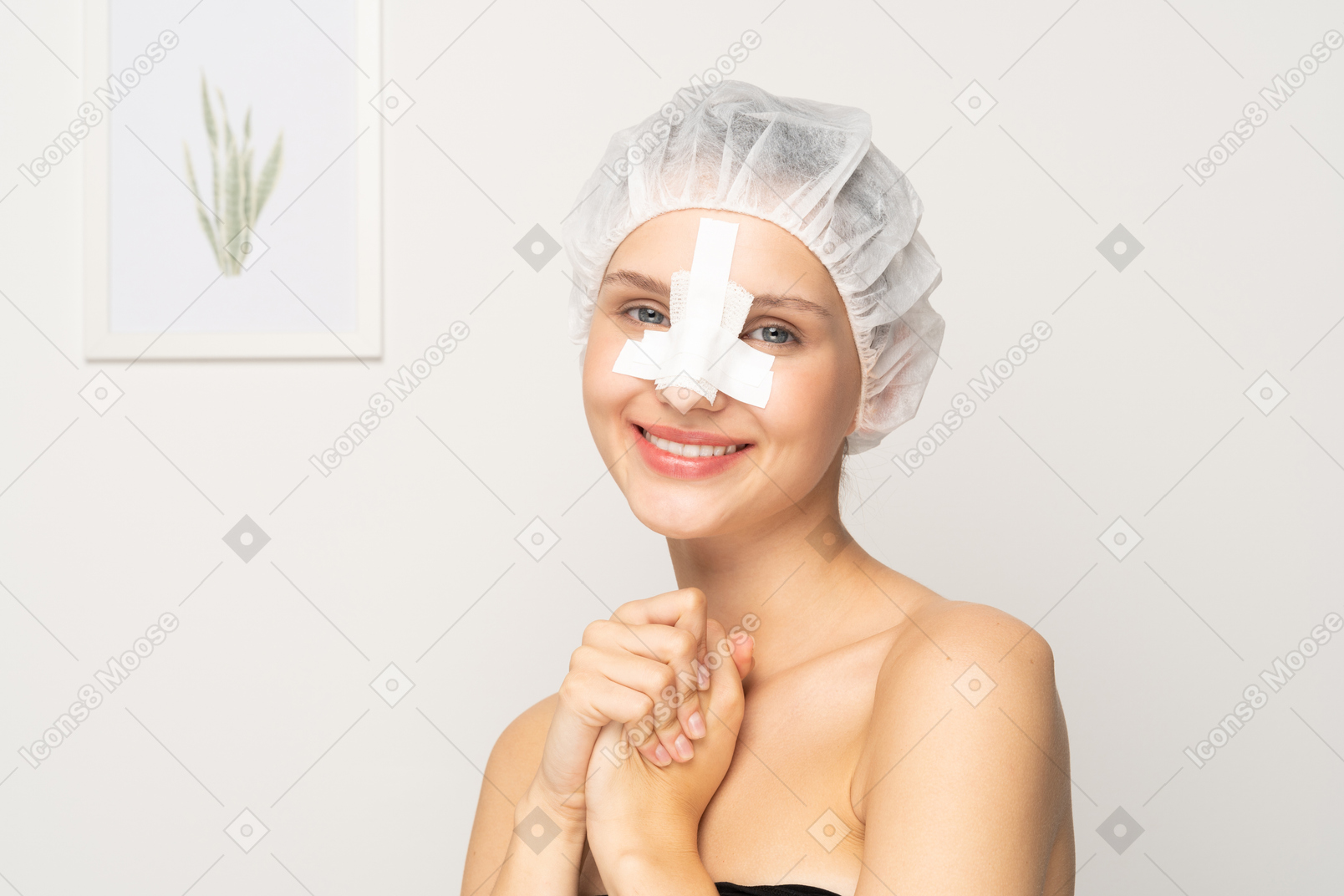 Paciente do sexo feminino sorridente com nariz enfaixado