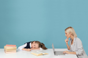 Au moins, elle peut se permettre une sieste d'urgence