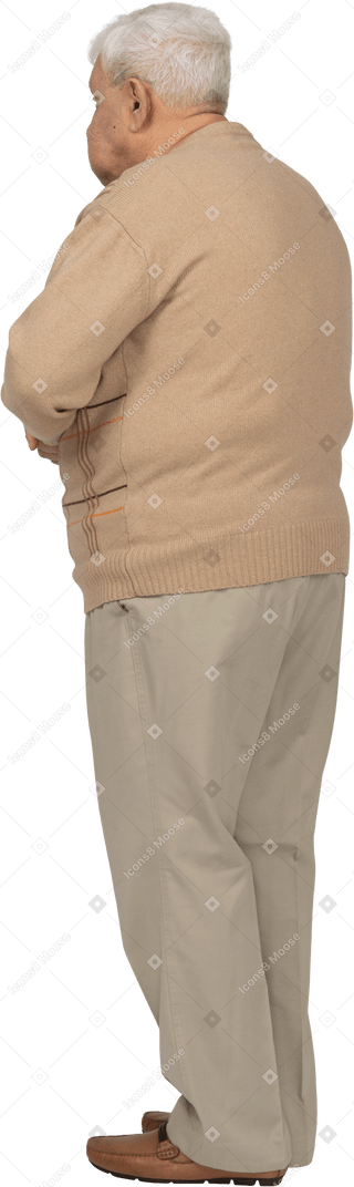 Вид сзади на старика в повседневной одежде