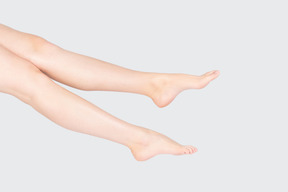 Colpo di gambe femminili incrociate