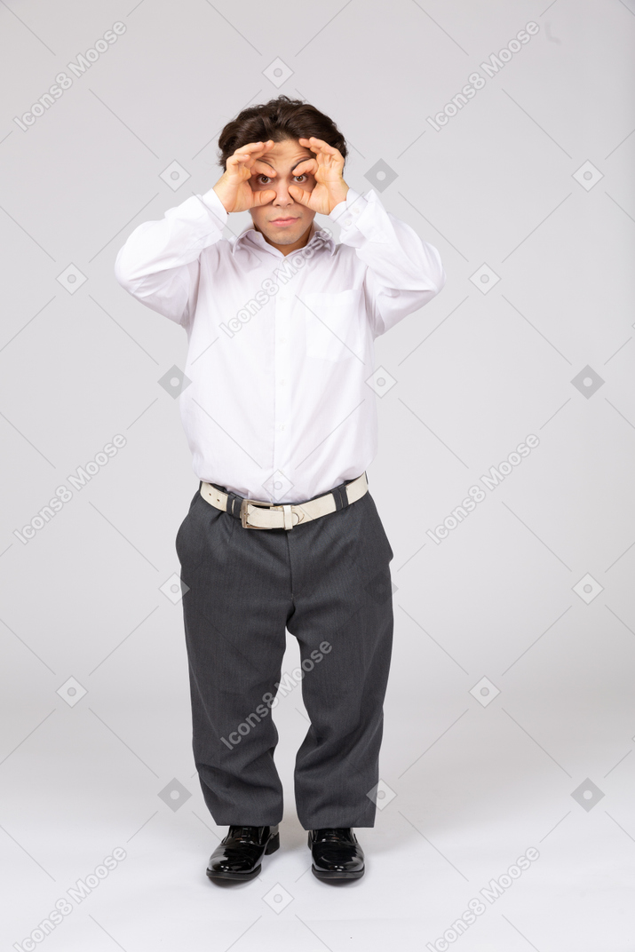 Homem mostrando gesto binocular
