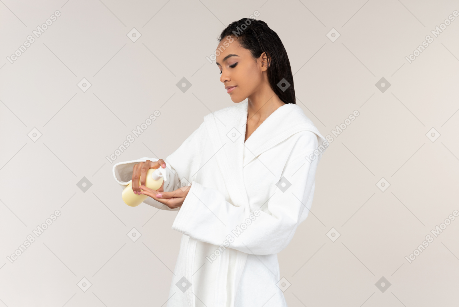 Femme noire en peignoir blanc va sur sa routine du matin