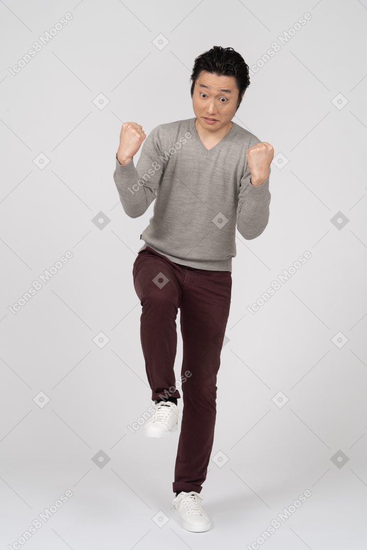 休闲服装站的男人