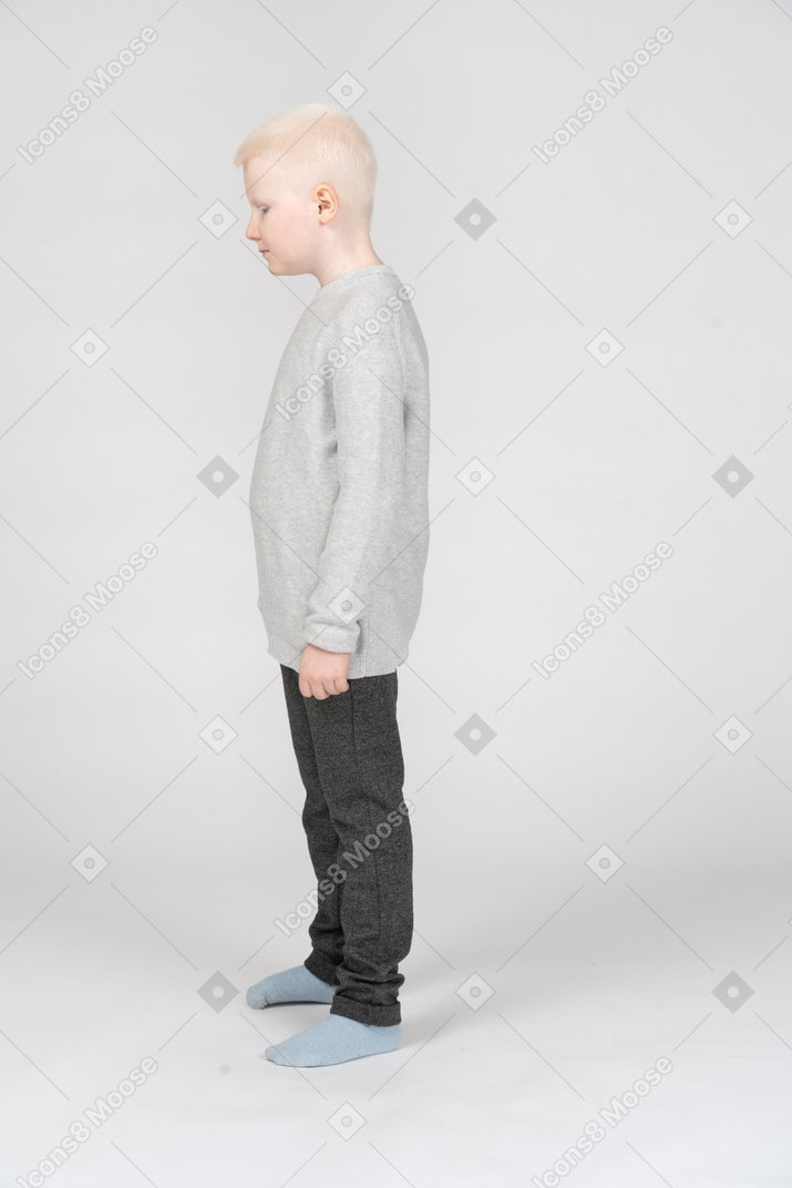 Vista lateral de um menino parado