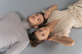 Vue aérienne d'un jeune couple levant les yeux