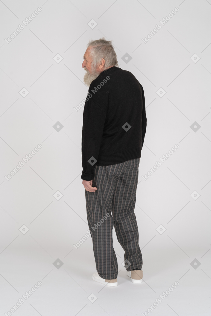 Homem idoso se afastando da câmera