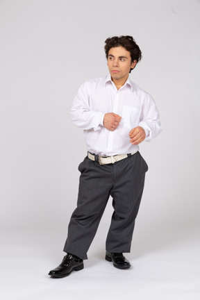 Вид спереди задумчивого мужчины в деловой повседневной одежде, смотрящего в сторону