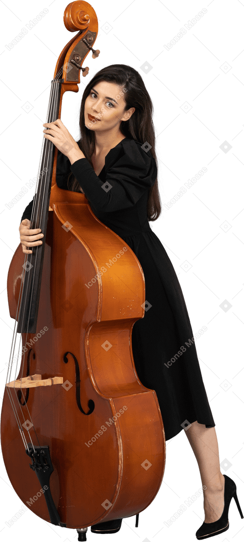 Dreiviertelansicht einer jungen musikerin im schwarzen kleid, die ihren kontrabass hält