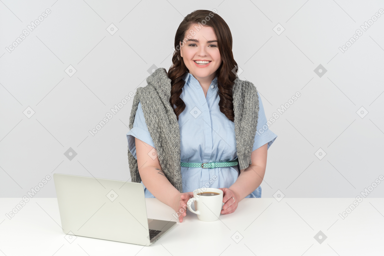 Mujer joven sonriente, con, computador portatil
