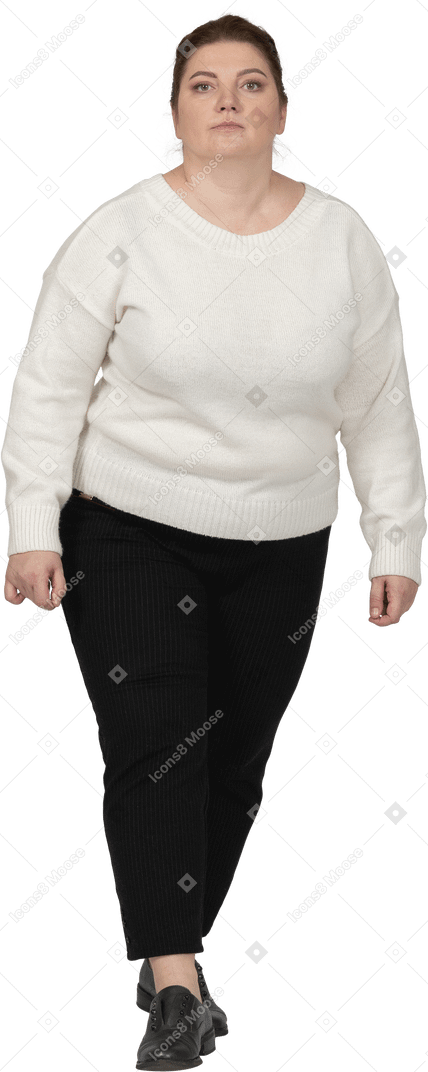 Vista frontale di una donna grassoccia in abiti casual che guarda l'obbiettivo
