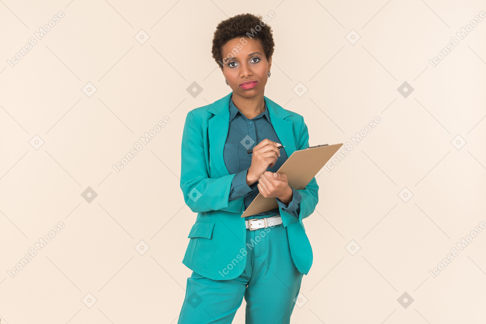 Carpeta de aspecto serio trabajador de oficina femenina sosteniendo