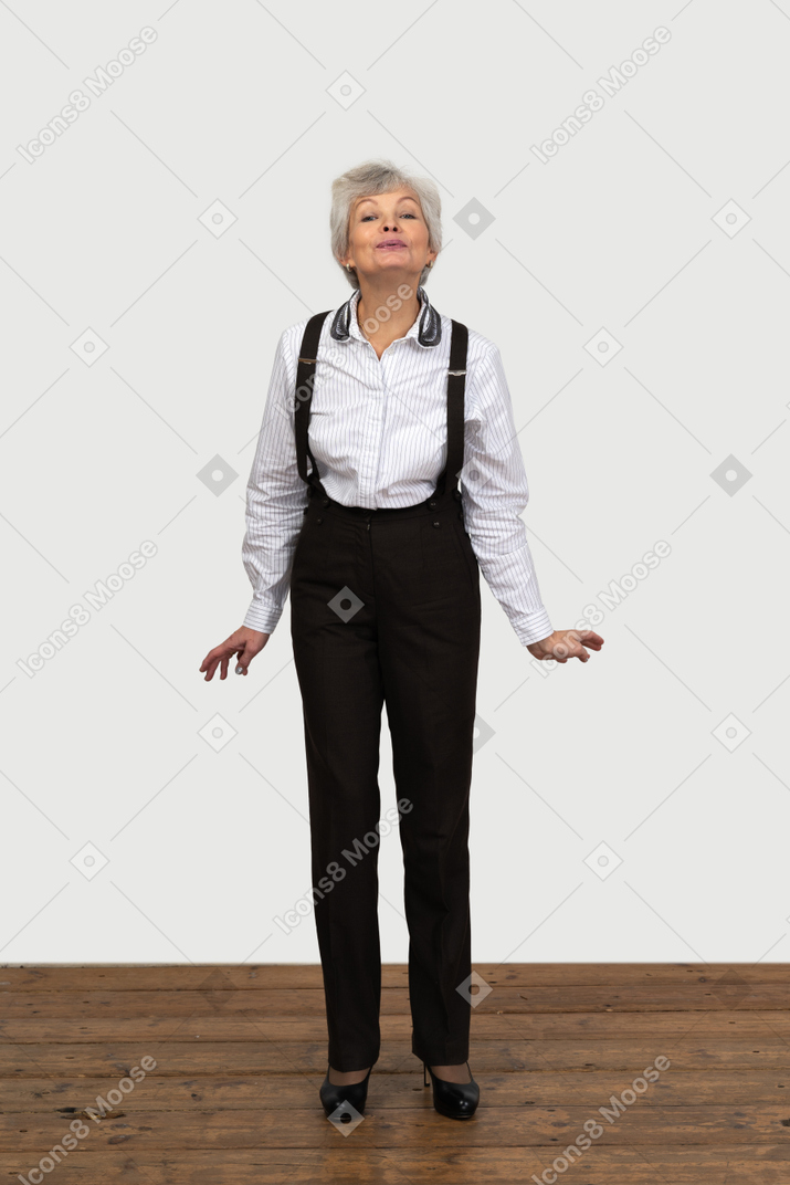 一位老高兴女性在办公室衣服弯下腰，做鬼脸的前视图