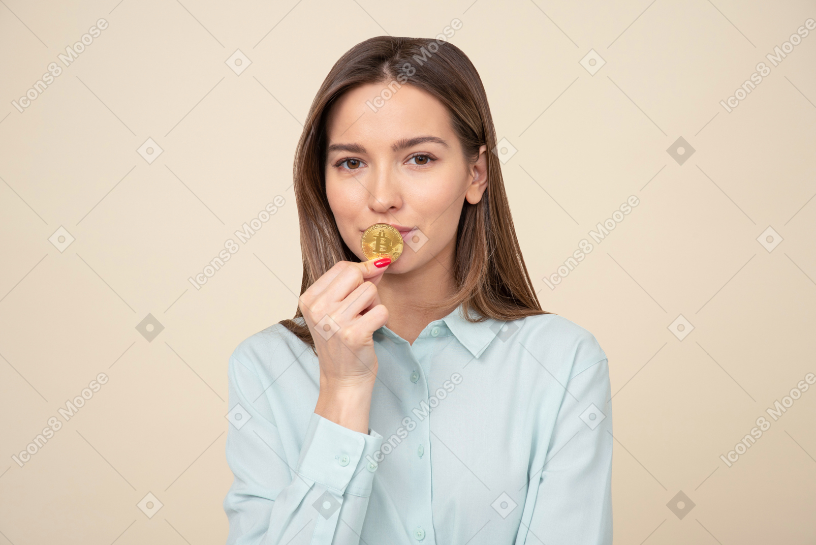 Chica joven atractiva cerrando su boca con bitcoin