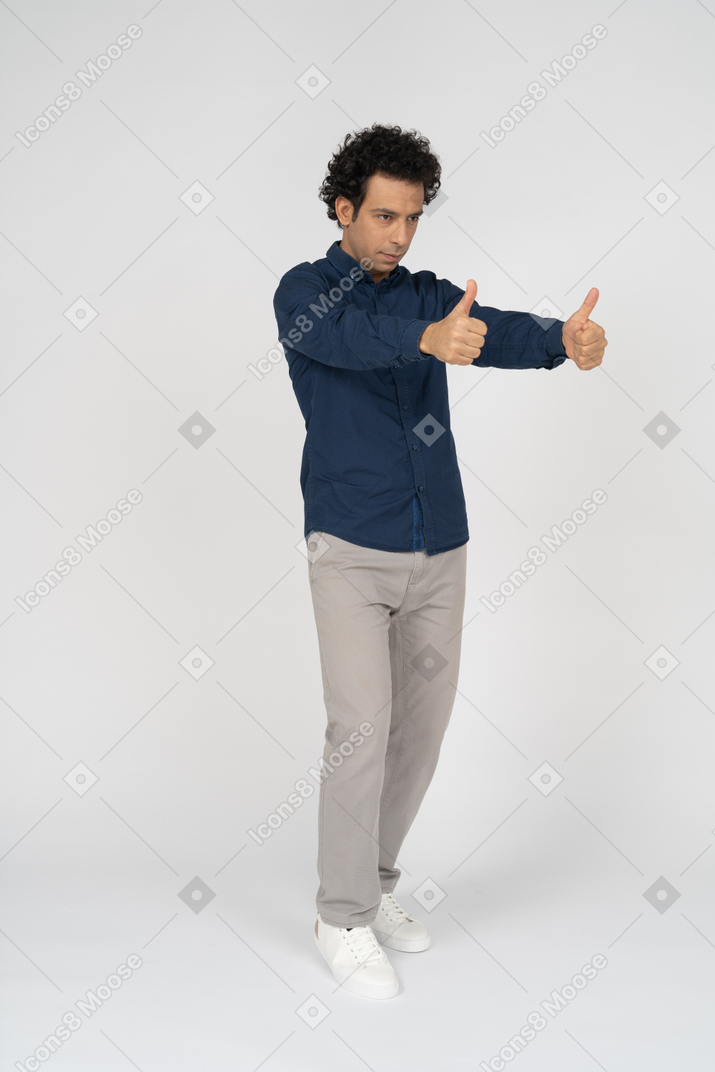 一个穿着休闲服的男人竖起大拇指的前视图