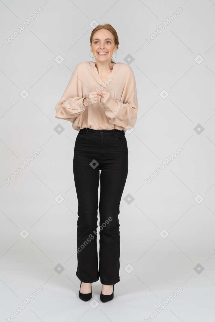 Donna in camicetta beaufitul in piedi