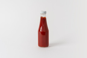 Salsa de tomate en una botella de vidrio