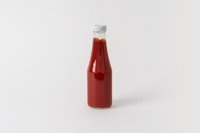 Sauce tomate dans une bouteille en verre