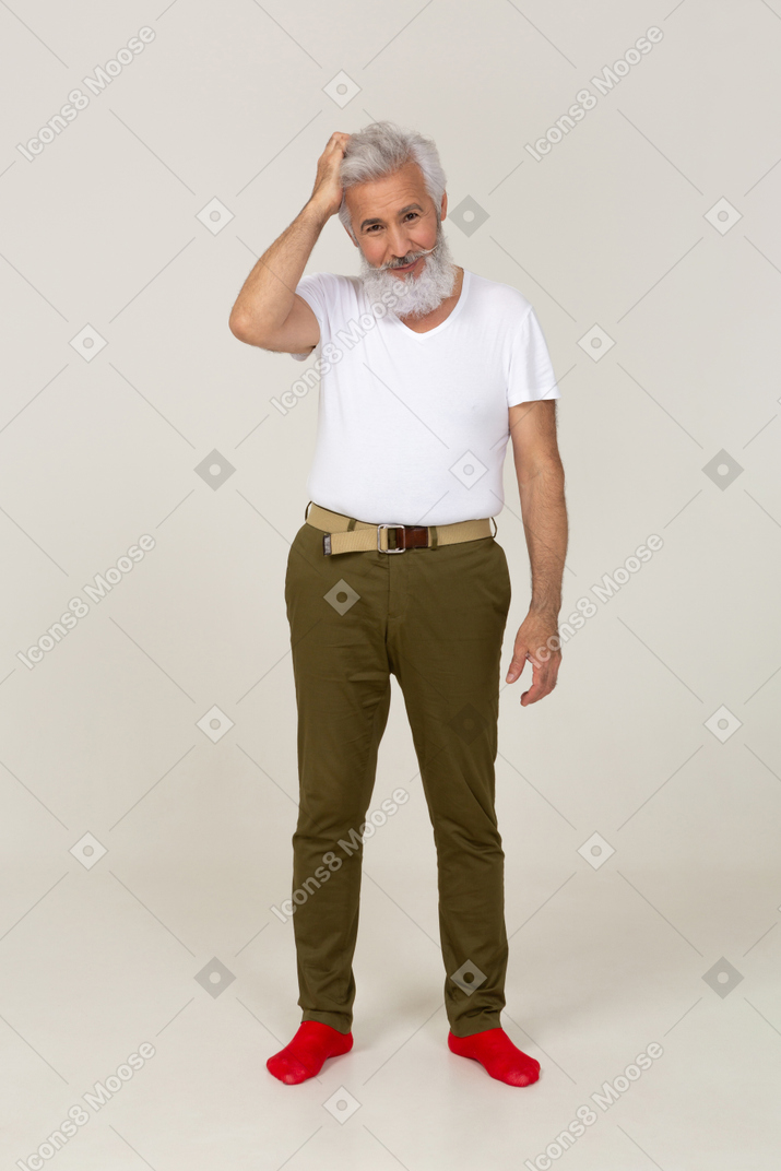 Mann in freizeitkleidung kratzt sich am kopf