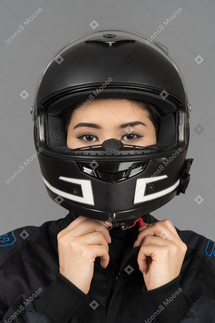 헬멧을 고정하는 젊은 여자