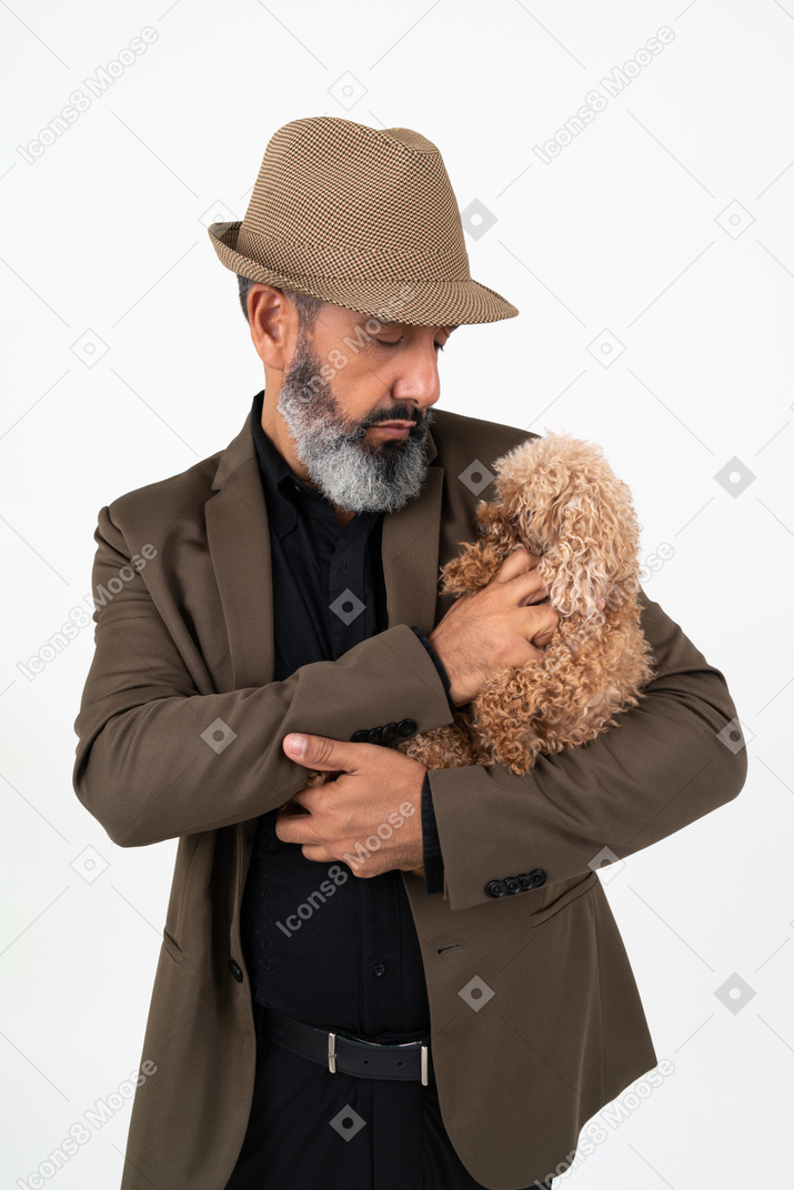中高年の男性が愛情を込めて彼の子犬を見て
