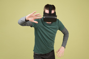 Homme utilisant un casque de réalité virtuelle