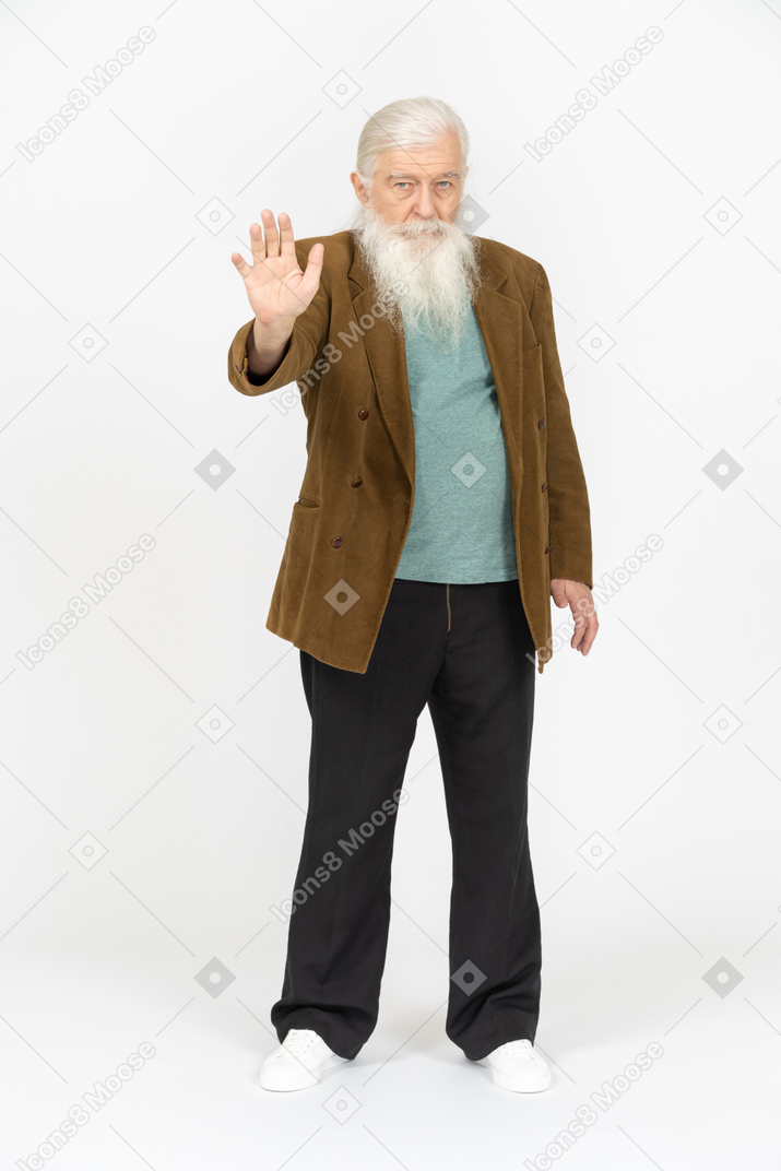 Пожилой мужчина делает стоп-жест