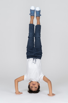 Un niño parado sobre su cabeza