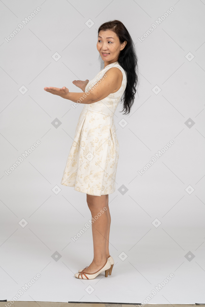 Mujer en un vestido blanco de pie