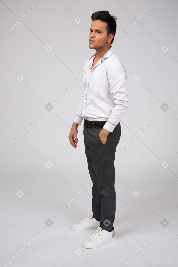 흰 셔츠 서있는 남자