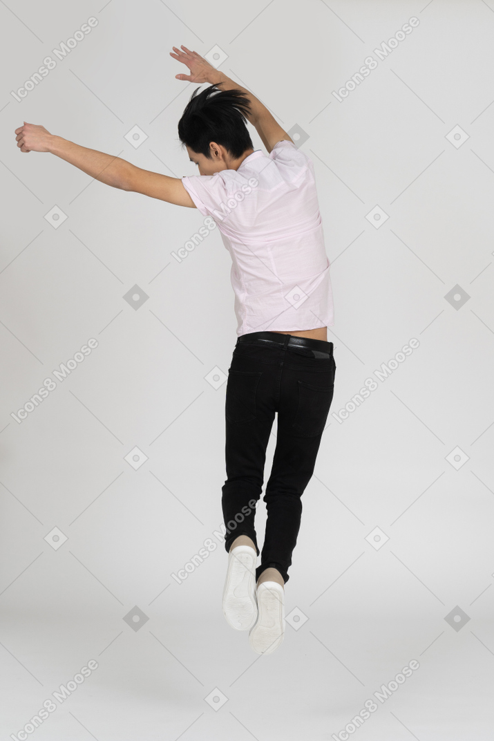 Homme en vêtements décontractés sautant