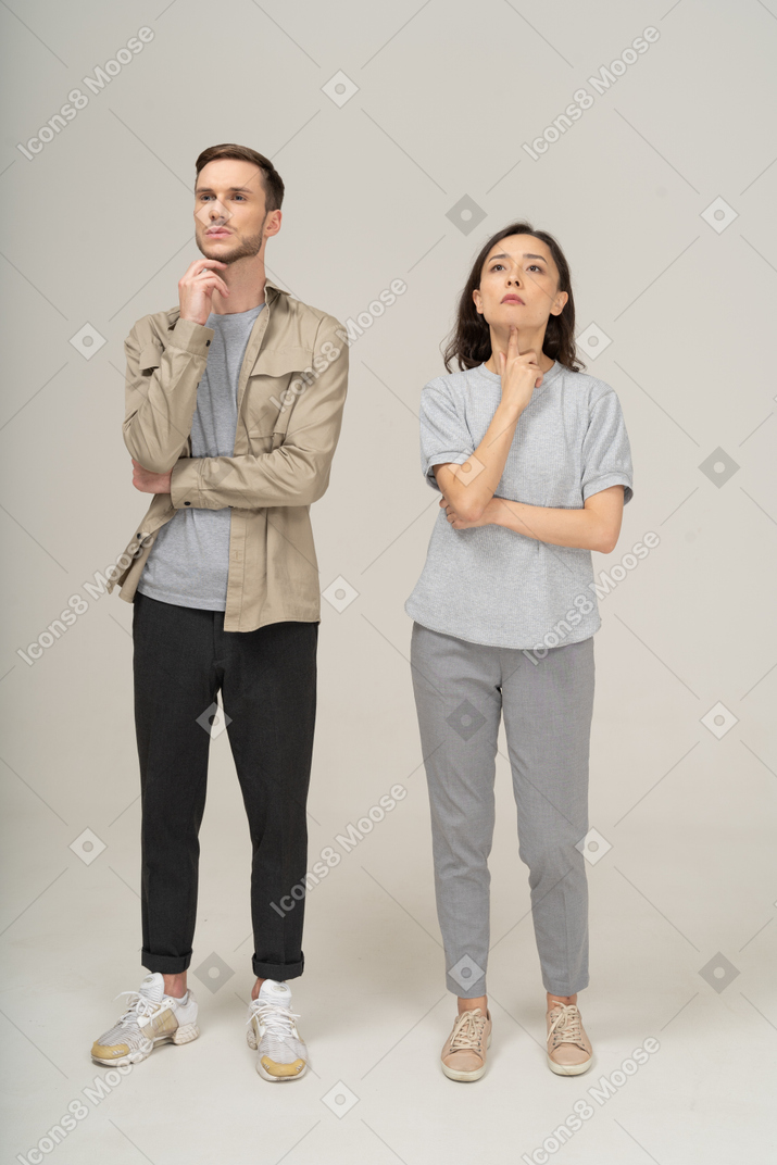 Jeune couple pensant